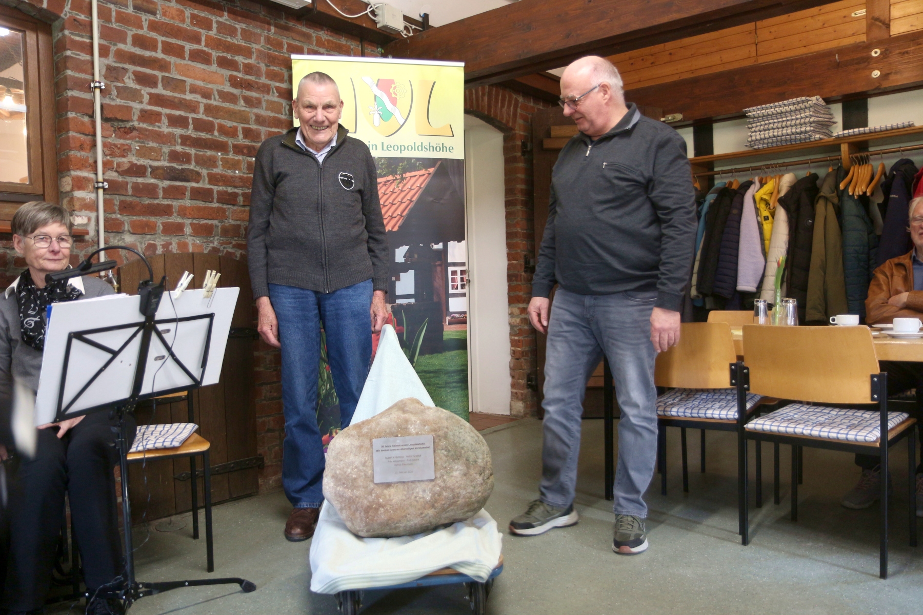 August Steinhage (links) und Ralf Brokmeier haben den Gedenkstein enthüllt. Foto: Thomas Dohna