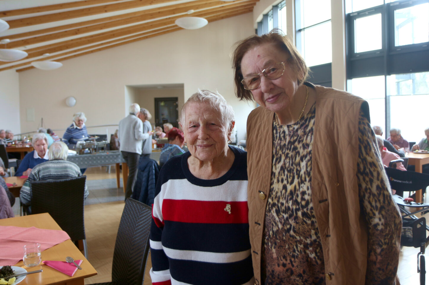 Christa Schulze-Phillipczyk (links) und Elisabeth Dubbecke möchten gern wieder häufiger zum Seniorentreff der Arbeiterwohlfahrt gehen. Doch es fehlen Ehrenamtliche, die die Treffen vorbereiten und begleichten. Foto. Thomas Dohna