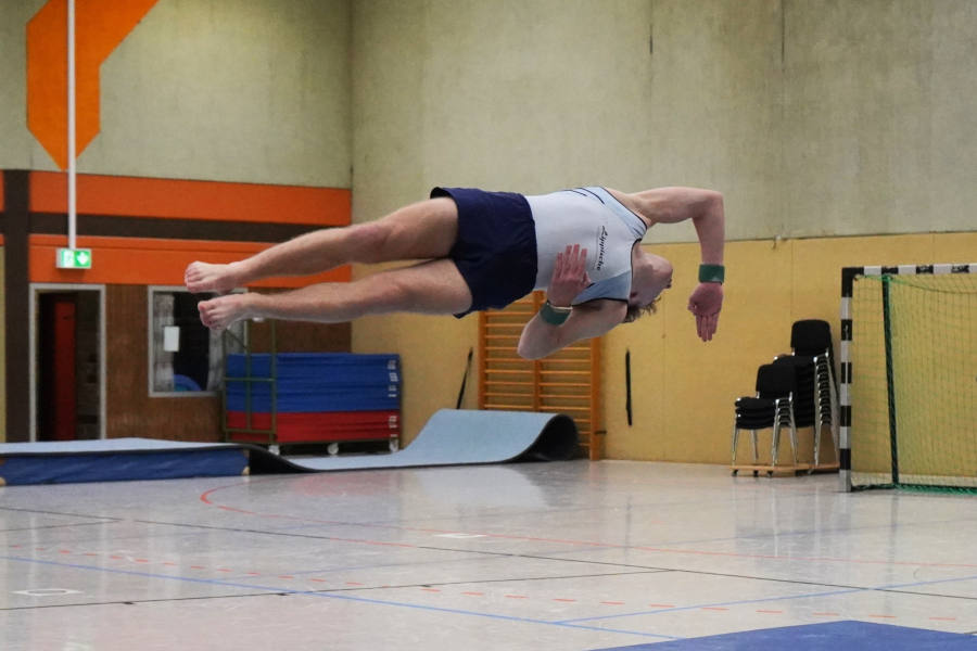 Tim Apelt: Salto rückwärts gestreckt mit ganzer Längsachsendrehung