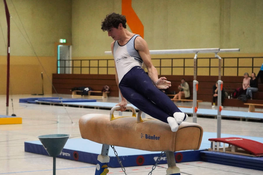 Dario Schmalz „zaubert“ am Pauschenpferd