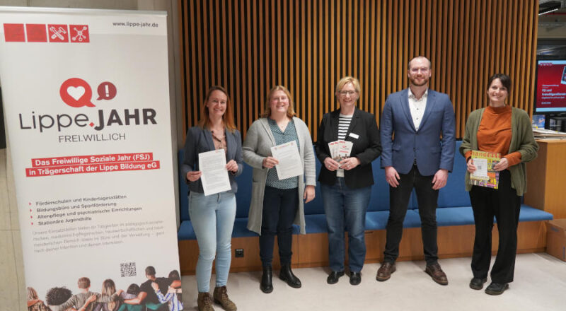 Veranstalter und Referenten der Elternveranstaltung (von links): Vanessa Boschke (Leitung Koordinierungsstelle Schule – Beruf), Mia Bobe (FSJlerin Astrid-Lindgren-Schule Lemgo), Ariane Wehmeier (Koordinierungsstelle Schule – Beruf, pädagogische Begleitung im FSJ), Timo Rauch (Agentur für Arbeit Detmold), Annika Reimann (Handwerkskammer Ostwestfalen Lippe zu Bielefeld). Foto: Privat