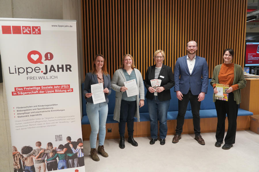 Veranstalter und Referenten der Elternveranstaltung (von links): Vanessa Boschke (Leitung Koordinierungsstelle Schule – Beruf), Mia Bobe (FSJlerin Astrid-Lindgren-Schule Lemgo), Ariane Wehmeier (Koordinierungsstelle Schule – Beruf, pädagogische Begleitung im FSJ), Timo Rauch (Agentur für Arbeit Detmold), Annika Reimann (Handwerkskammer Ostwestfalen Lippe zu Bielefeld). Foto: Privat