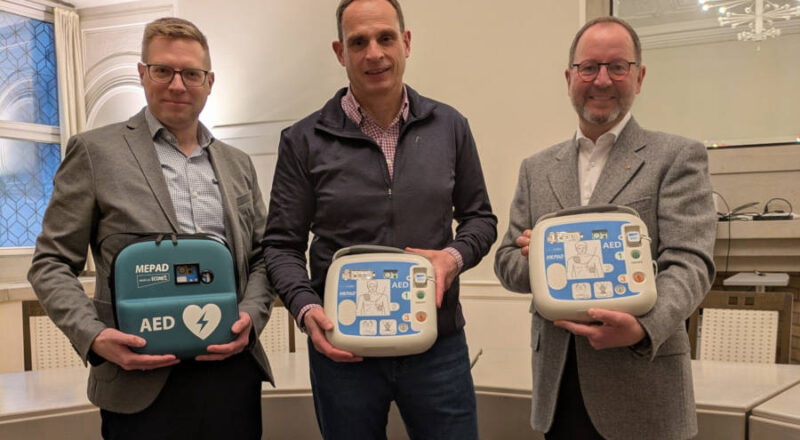 Freuen sich über die 13 neuen Defibrillatoren: Verbandsvorsteher Jörg Düning-Gast (von rechts), Thomas Müller von der Medizintechnik Lippe Vertriebs-GmbH und Betriebsarzt Dr. Sascha Wecker. Foto: LVL