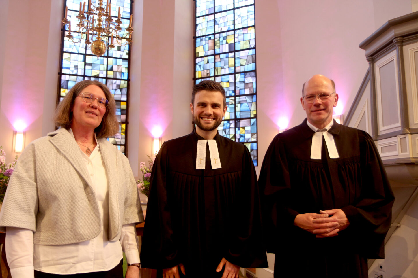 Die Vorsitzende des Kirchenvorstandes Andrea Rodekamp, Pfarrer Benedikt Schwabe (Mitte) und Superintendent Thomas Weßler nach dem Einführungsgottesdienst für Schwabe. Foto: Thomas Dohna 