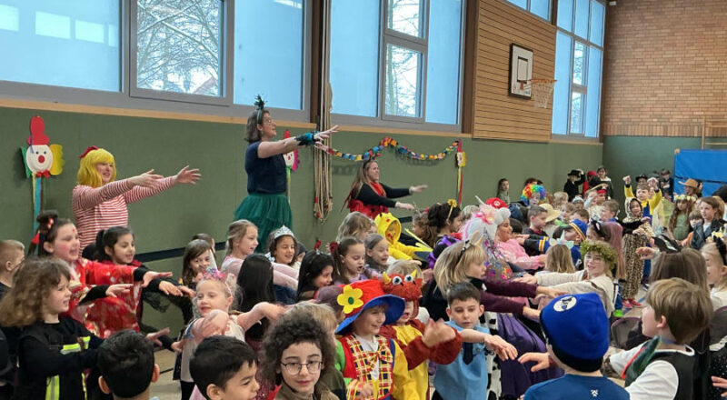 Viel Spaß beim Rosenmontagskarneval hatten die Kinder an der Grundschule Asemissen in der Turnhalle. Foto: Privat