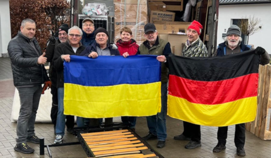 14 Tonnen sind verladen / Personen von rechts nach links: Valerii Radchyshyn, Rolf Schröder, Marjan Lencek, Berend Schwanold, ukrainischer LKW-Fahrer, Ursula Schwanold, Gerhard Schemmel, Norbert Rosin, Allan Stanton. Foto: Privat