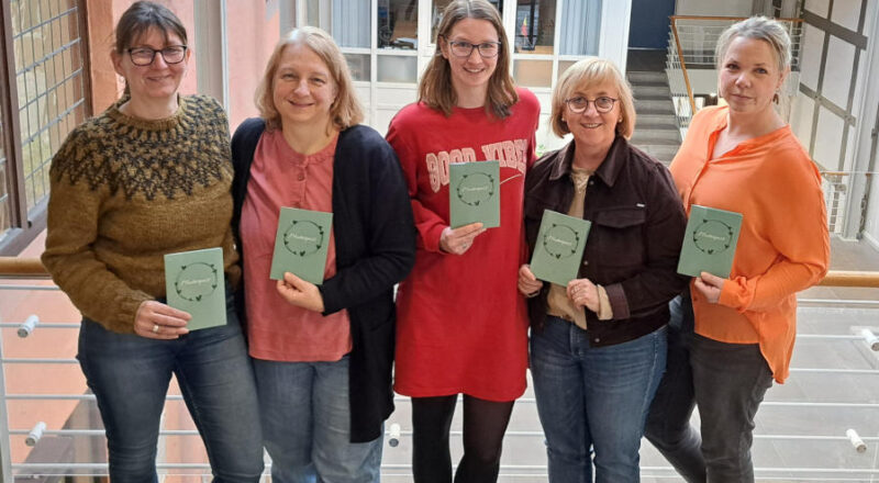Haben die Mutterpasshülle zusammengestellt (von links): Sonja Hommers (Stadt Lemgo), Britta Grebe (Kreis Lippe), Jasmin Mertin (Bad Salzuflen), Ulrike Räker (Stadt Detmold), Nina Kunz (Stadt Lage). Foto: Stadt Lemgo