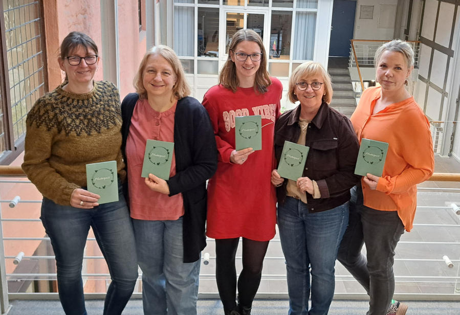 Haben die Mutterpasshülle zusammengestellt (von links): Sonja Hommers (Stadt Lemgo), Britta Grebe (Kreis Lippe), Jasmin Mertin (Bad Salzuflen), Ulrike Räker (Stadt Detmold), Nina Kunz (Stadt Lage). Foto: Stadt Lemgo