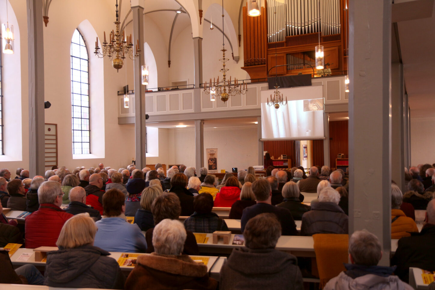 Über eine Leinwand konnten die Zuhörer den Organisten bei der Arbeit zuschauen. Foto: Thomas Dohna