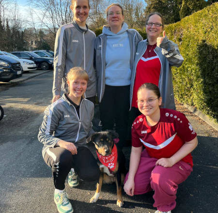 Josephine Lammert, Christina Rähse und Paula Kurzius (hinten von links) , Nora Rüsenberg, Maskottchen "Raya" und Lilly Lemke (vorn von links). Fotos Privat