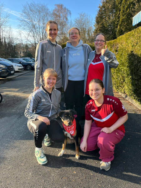 Josephine Lammert, Christina Rähse und Paula Kurzius (hinten von links), Nora Rüsenberg, Maskottchen "Raya" und Lilly Lemke (vorn von links). Foto: Privat 