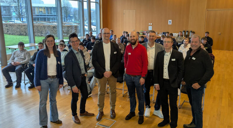 Die Organisatoren und Jurymitglieder freuen sich über den gelungenen Start in die 13. Runde (von links): Gabriele Paßgang (Effizienz-Agentur NRW), Matthias Carl (IHK Lippe), Benjamin Schattenberg (IHK Ostwestfalen), Michael Schäufler (Wirtschaftsjunioren Lippe), Frank Meyer zur Heide (DeTec GmbH), Thomas Becker (Sparkasse Paderborn-Detmold-Höxter) und Klaus Meyer (Energie Impuls OWL). Foto: IHK Lippe