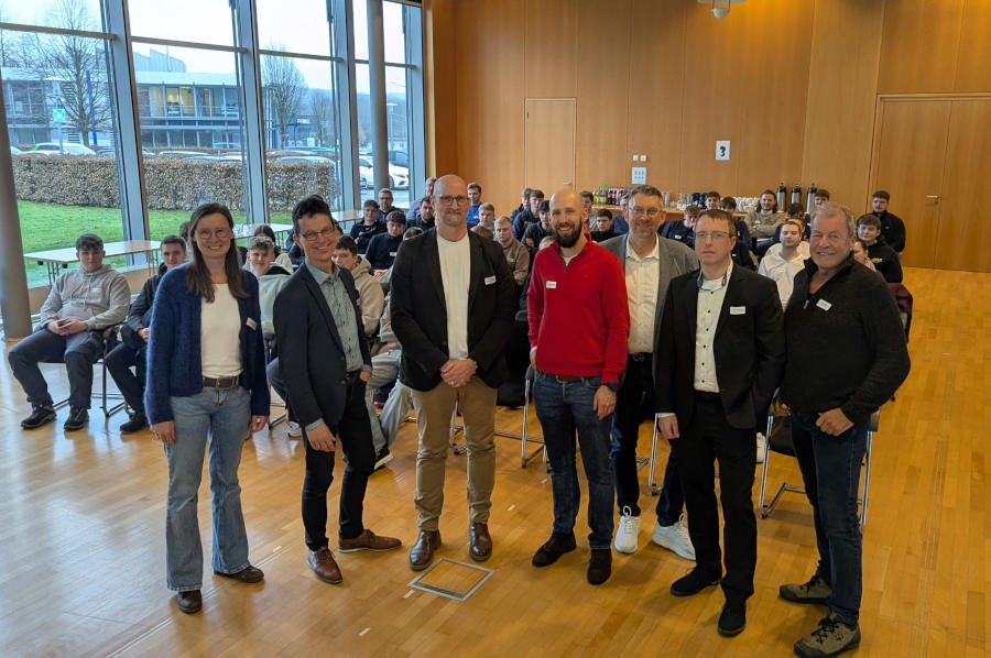 Die Organisatoren und Jurymitglieder freuen sich über den gelungenen Start in die 13. Runde (von links): Gabriele Paßgang (Effizienz-Agentur NRW), Matthias Carl (IHK Lippe), Benjamin Schattenberg (IHK Ostwestfalen), Michael Schäufler (Wirtschaftsjunioren Lippe), Frank Meyer zur Heide (DeTec GmbH), Thomas Becker (Sparkasse Paderborn-Detmold-Höxter) und Klaus Meyer (Energie Impuls OWL). Foto: IHK Lippe