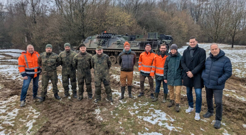Wollen den Landschaftscharakter des Biesterberges bewahren: Vertreter des Kreises Lippe, der Biologischen Station, der Bundeswehr und der Staff Stiftung vor dem Bergefahrzeug des Panzergrenadierbataillons 212 aus Augustdorf. Foto: Kreis Lippe