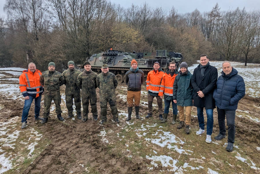 Wollen den Landschaftscharakter des Biesterberges bewahren: Vertreter des Kreises Lippe, der Biologischen Station, der Bundeswehr und der Staff Stiftung vor dem Bergefahrzeug des Panzergrenadierbataillons 212 aus Augustdorf. Foto: Kreis Lippe