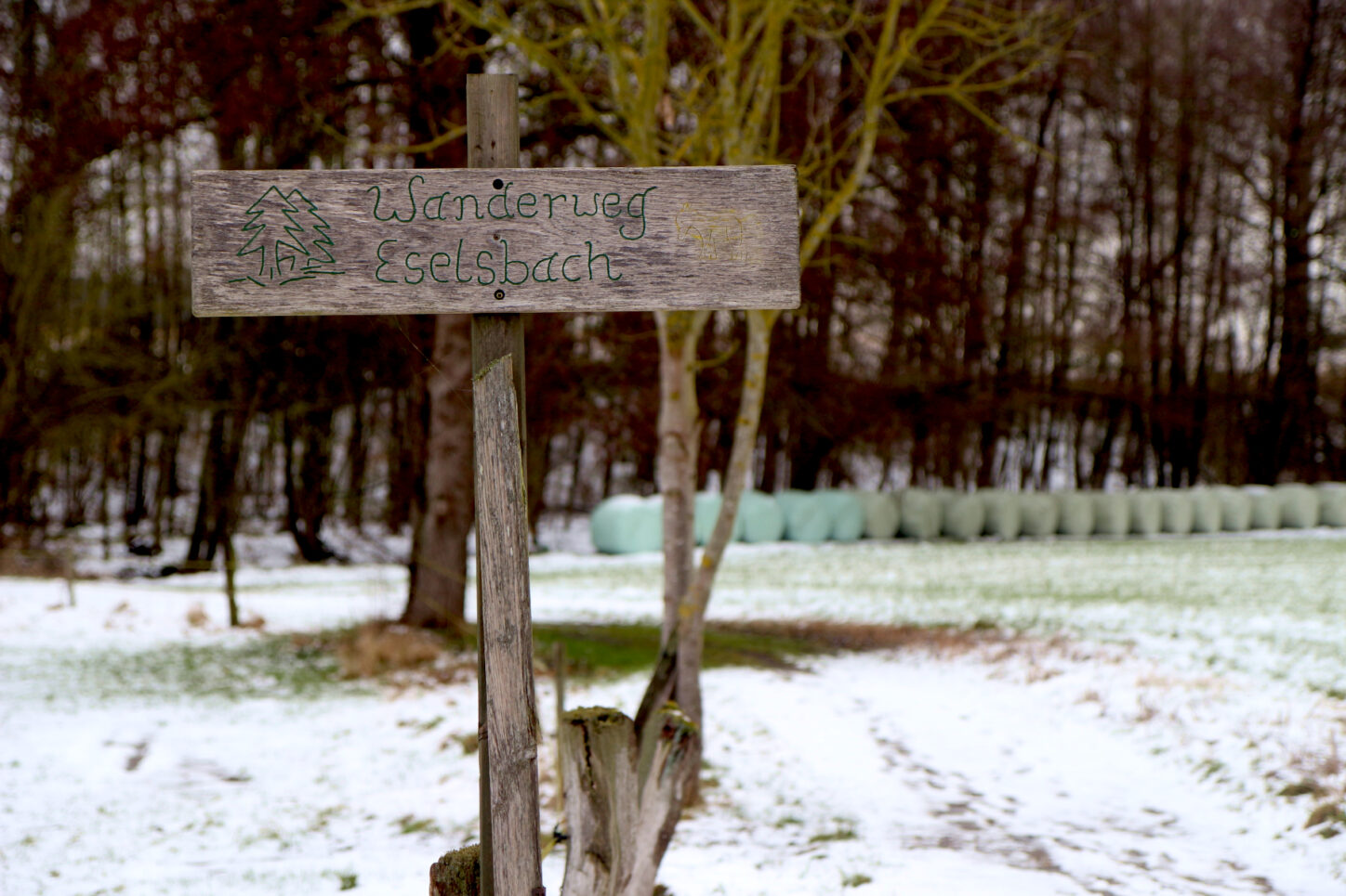 Der Eselsbachweg beginnt im Dorf Greste an diesem Schild. Foto: Thomas Dohna