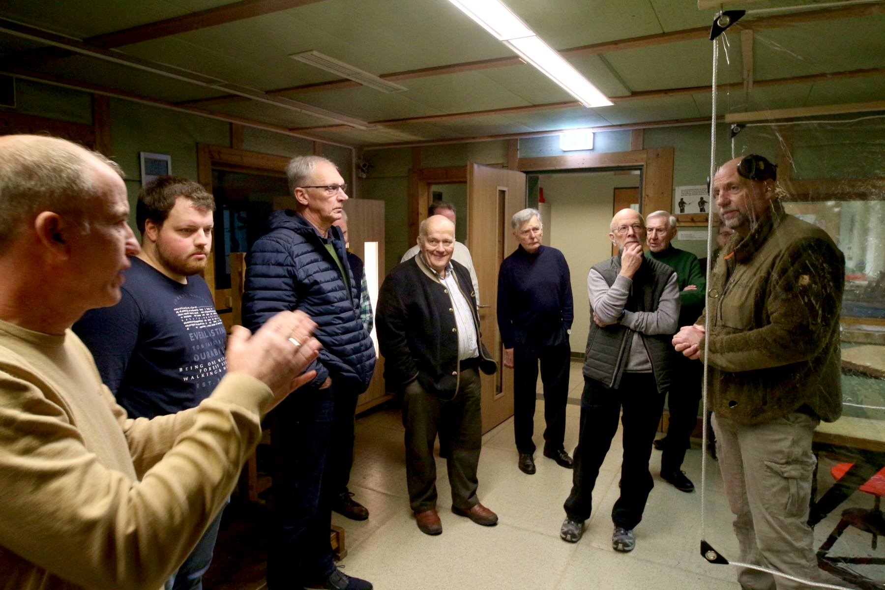 Mitglieder des SPD-Ortsvereins Leopoldshöhe-Nord ließen sich den Schießstand der Kreisjägerschaft erläutern. Foto: Thomas Dohna