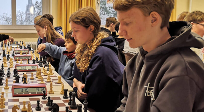 Konzentrierte Gesichter bei den diesjährigen Schulschachmeisterschaften Foto: Arnold Essing