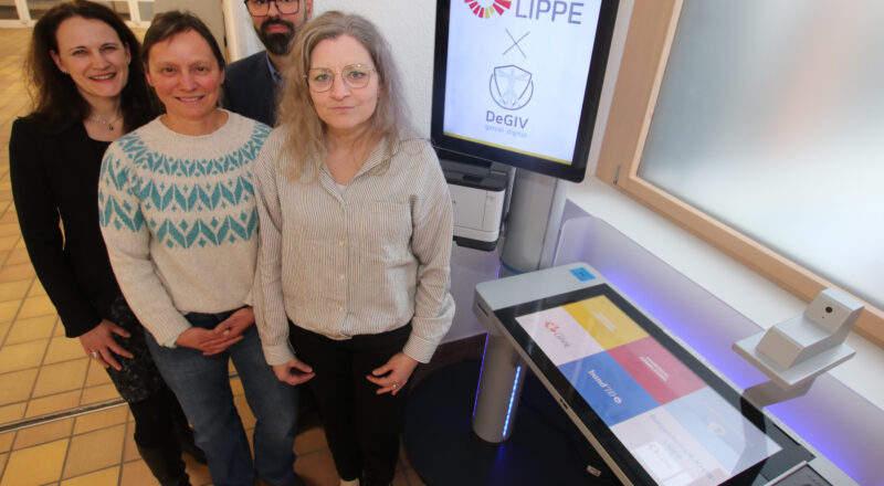 Fachbereichsleiterin Annika Helbig, Evelin Knaak, Leiterin Straßenverkehrsamt, Roman Wygas, Firma DeGIV, und Melanie Montino, Teamleiterin Zulassungsstelle, nehmen das neue Service-Terminal im Straßenverkehrsamt in Detmold in Betrieb. Foto: Kreis Lippe