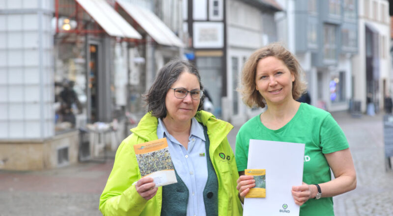 Für blühende Landschaften: Alexandra Melzig und Claudia Viotto (von links) zeigen die Regio-Saatgut-Packungen. Foto: BUND Lippe