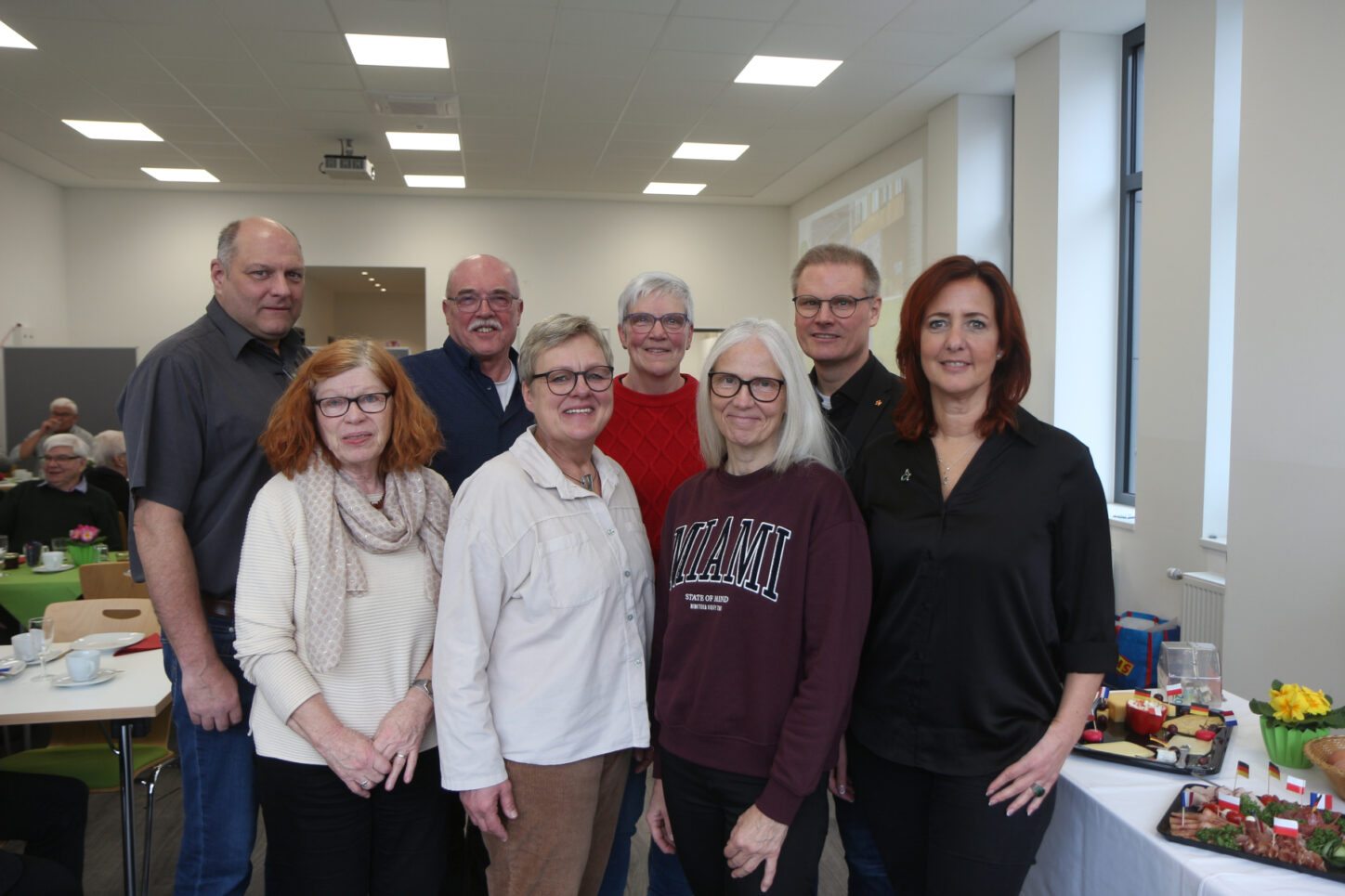 Der Vorstand des Partnerschaftsvereins Leopoldshöhe besteht aus (von links) Stefan Diestelhorst, Renate Kantim, Fritz Brokbarthold, Heike Kortekamp, Heidi Lambracht, Angela Wittemeier, Volker Wattenberg und Eleni Konstantinidis. Foto: Thomas Dohna