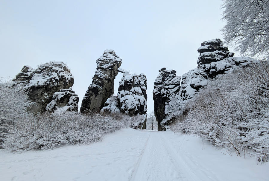 Die winterlichen Externsteine laden zur Ruhe und Entspannung ein Foto: LVL