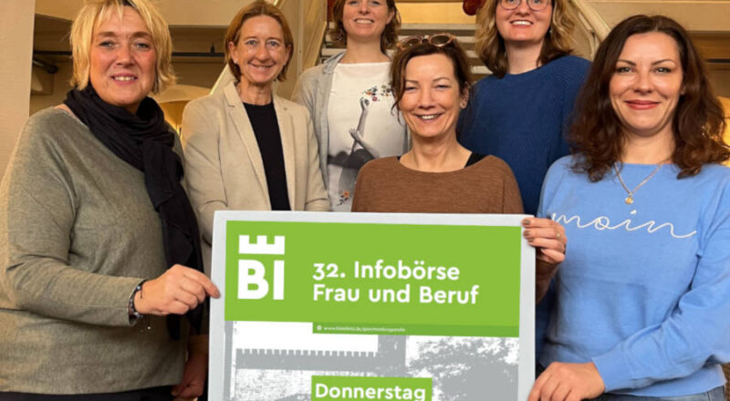 Das Planungsteam der Infobörse "Frau und Beruf" (v. l.): Diana Glanz (Agentur für Arbeit), Gesa Falk (Deutsche Angestellten-Akademie), Greta Steinhardt (CREOS), Monika Kruse (Gleichstellungsstelle Stadt Bielefeld), Nerea Discher (VHS Bielefeld), Natalia Hesse (Jobcenter Arbeitplus Bielefeld). Foto: Stadt Bielefeld