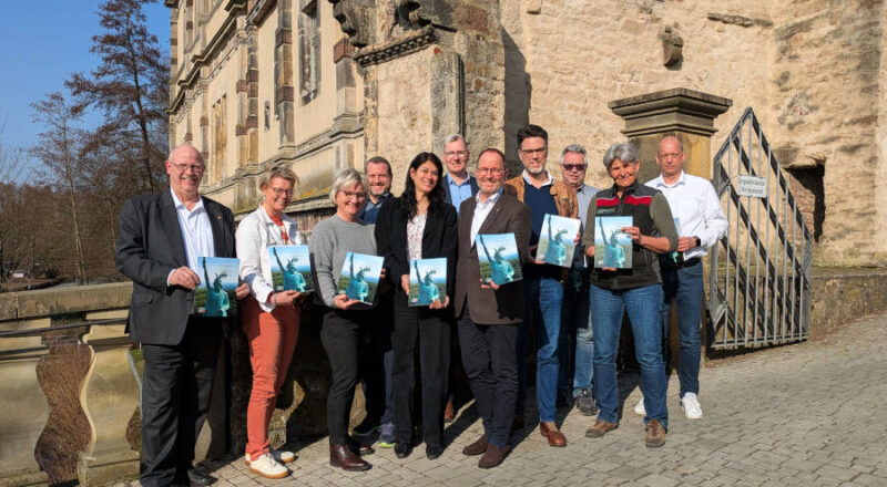 Mit Verbandsvorsteher Jörg Düning-Gast (5.v.r) sowie Robin Wagener (MdB, Fraktionsvorsitzender Bündnis 90/Die Grünen in der Verbandsversammlung, 4.v.r.) sowie Falk Niehage (stellv. SPD-Fraktionsvorsitzender in der Verbandsversammlung, 3.v.r.) freuen sich die Kolleginnen und Kollegen über den Jahresbericht des Landesverbandes Lippe für das Jahr 2025 (v.l.): Andreas Tewes (Fachbereichsleiter Personal & Organisation), Silvia Herrmann (Leiterin Weserrenaissance-Museum und stellv. Leiterin Lippisches Landesmuseum), Peggy Pfaff (Pressereferat), Marcos Canosa (Kämmerer), Dr. Mayarí Granados (stellv. Leiterin Kulturagentur), Jochen Brunsiek (Leiter Kulturagentur), Susanne Hoffmann (Leiterin Forstabteilung) und Dirk Wemhöner (Finanzabteilung). (Foto: LVL)