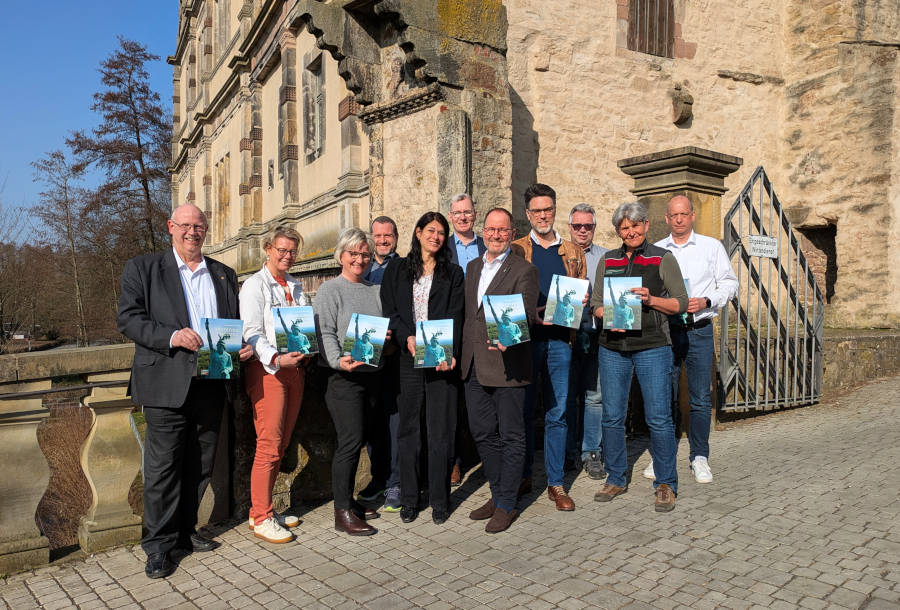 Mit Verbandsvorsteher Jörg Düning-Gast (5.v.r) sowie Robin Wagener (MdB, Fraktionsvorsitzender Bündnis 90/Die Grünen in der Verbandsversammlung, 4.v.r.) sowie Falk Niehage (stellv. SPD-Fraktionsvorsitzender in der Verbandsversammlung, 3.v.r.) freuen sich die Kolleginnen und Kollegen über den Jahresbericht des Landesverbandes Lippe für das Jahr 2025 (v.l.): Andreas Tewes (Fachbereichsleiter Personal & Organisation), Silvia Herrmann (Leiterin Weserrenaissance-Museum und stellv. Leiterin Lippisches Landesmuseum), Peggy Pfaff (Pressereferat), Marcos Canosa (Kämmerer), Dr. Mayarí Granados (stellv. Leiterin Kulturagentur), Jochen Brunsiek (Leiter Kulturagentur), Susanne Hoffmann (Leiterin Forstabteilung) und Dirk Wemhöner (Finanzabteilung). (Foto: LVL)