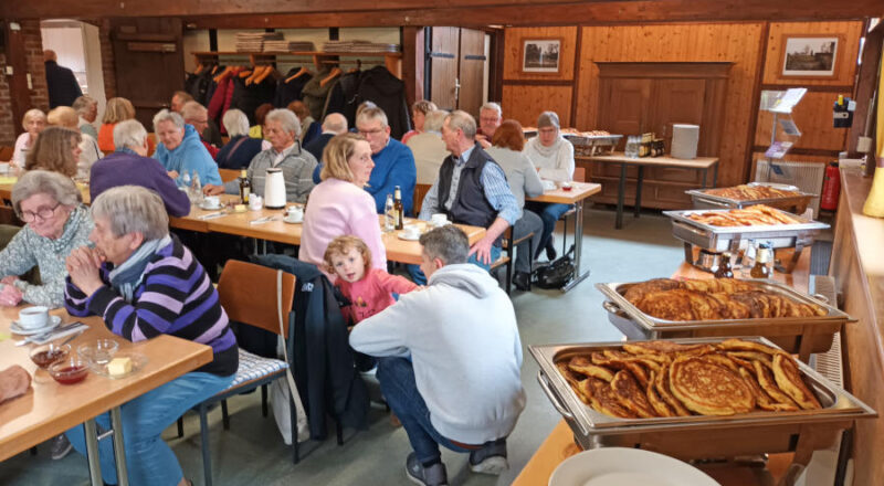 Jung und Alt trafen sich beim Pickertessen des Heimatvereins im Backhaus. Foto: Martin Düsterberg