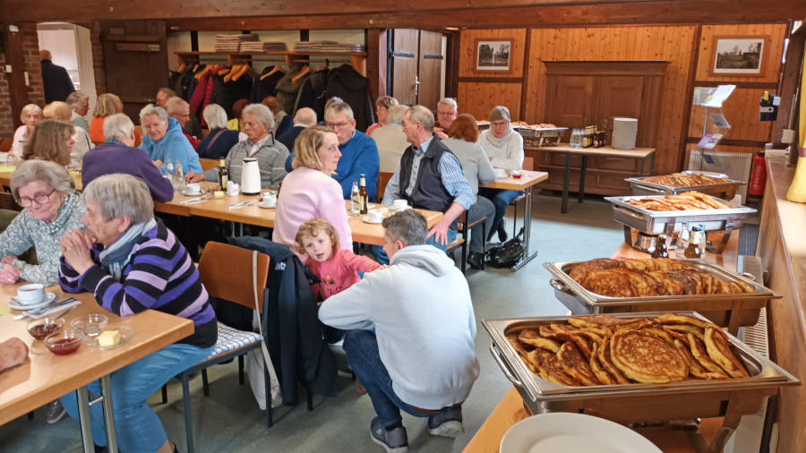 Jung und Alt trafen sich beim Pickertessen des Heimatvereins im Backhaus. Foto: Martin Düsterberg