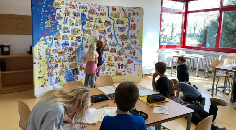 Am großen Bibelplakat können die Kinder der Grundschule Nord viel entdecken. Foto: Grundschule Nord