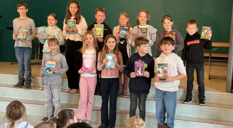 Alle Teilnehmer und Teilnehmerinnen der ersten Rude des Lesewettberwerbs an der Grundschule Asemissen erhielten ein Buch als Anerkennung ihrer Leistung. Foto: GS Asemissen