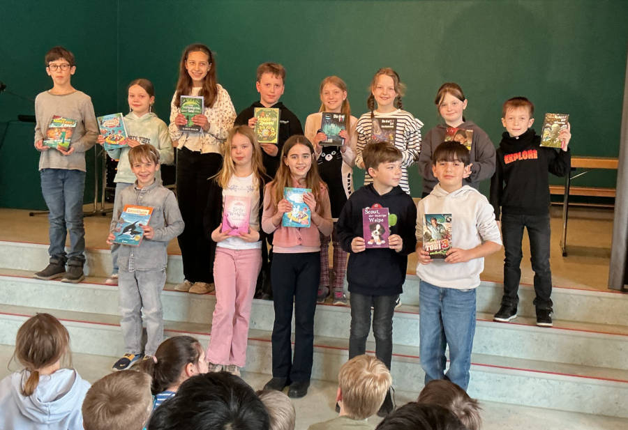Alle Teilnehmer und Teilnehmerinnen der ersten Rude des Lesewettberwerbs an der Grundschule Asemissen erhielten ein Buch als Anerkennung ihrer Leistung. Foto: GS Asemissen