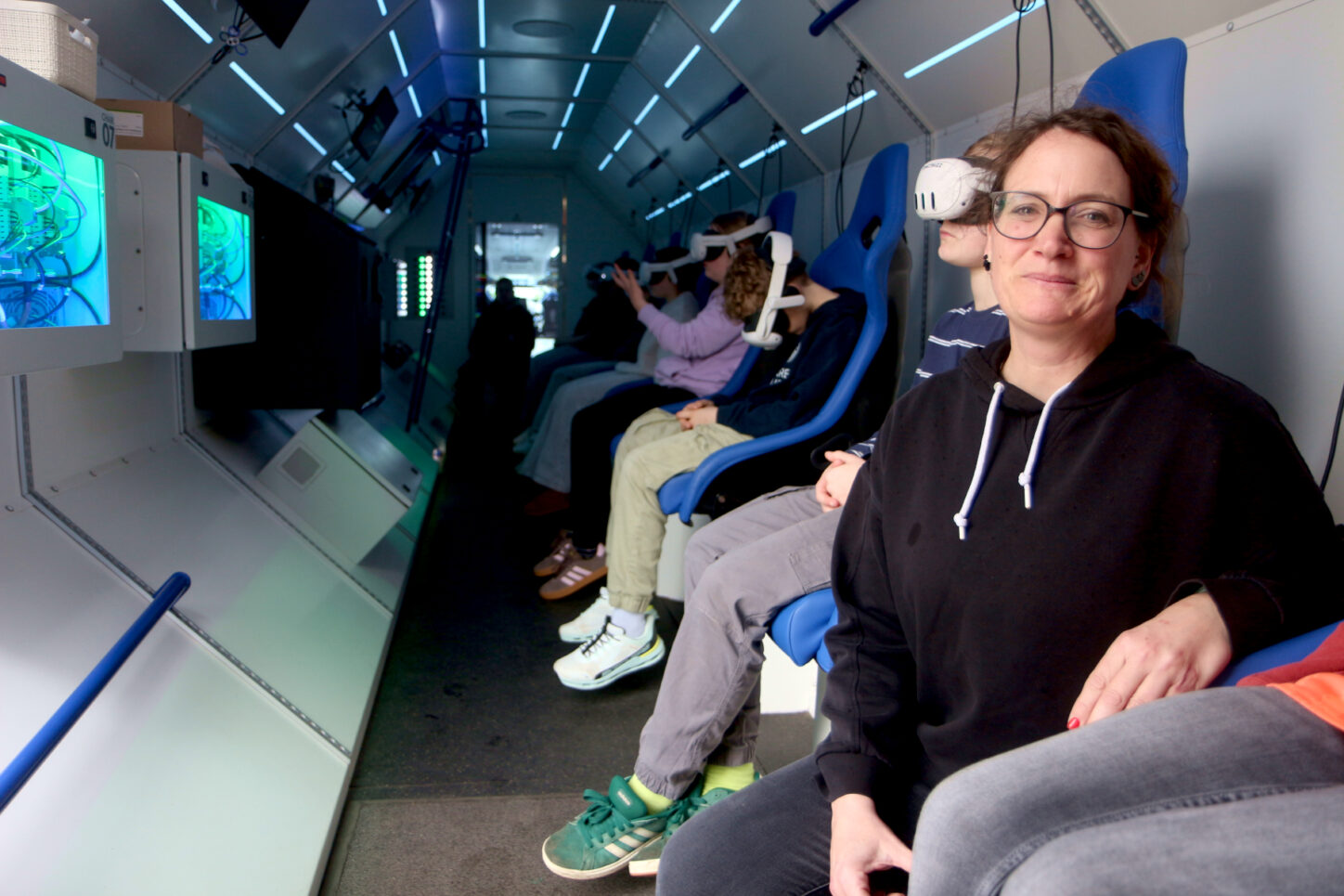 Die Lehrerin Alexandra Bobe hatte die Spacebuzz nach Leopoldshöhe geholt. In ihr erleben Schülerinnen und Schüler über eine VR-Brille einen 15-minütigen Flug ins Weltall. Foto: Thomas Dohna