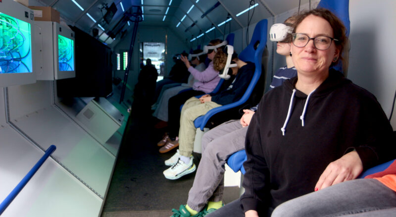 Die Lehrerin Alexandra Bobe hatte die Spacebuzz nach Leopoldshöhe geholt. In ihr erleben Schülerinnen und Schüler über eine VR-Brille einen 15-minütigen Flug ins Weltall. Foto: Thomas Dohna
