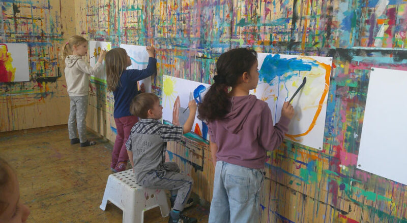 Kinder aus der Kita "Kleine Strolche" bei der Malzeit. Foto: Privat