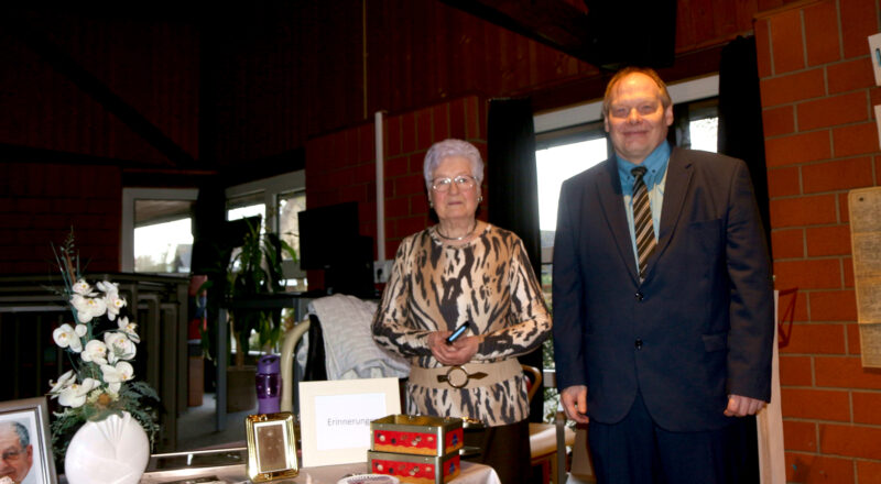 Vera Knoll und Martin Hünkemeier stellten im Erzählcafé des Sozialen Netzwerkes Leopoldshöhe ihre Erfahrungen mit der Ahnenforschung vor. Foto: Thomas Dohna