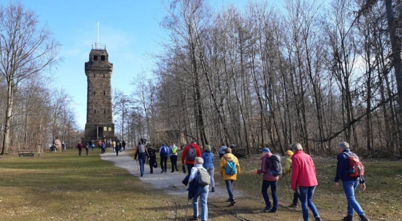 Naturerlebnis direkt vor der Haustür: Rund 40 Wanderfreunde unterwegs zum Bismarckturm Herford. Foto: LTM GmbH