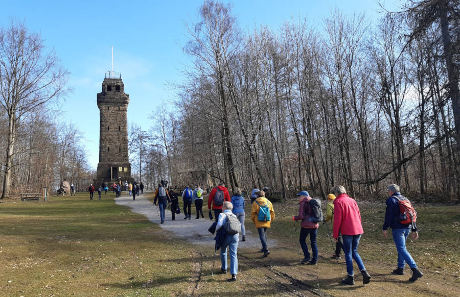 Naturerlebnis direkt vor der Haustür: Rund 40 Wanderfreunde unterwegs zum Bismarckturm Herford. Foto: LTM GmbH