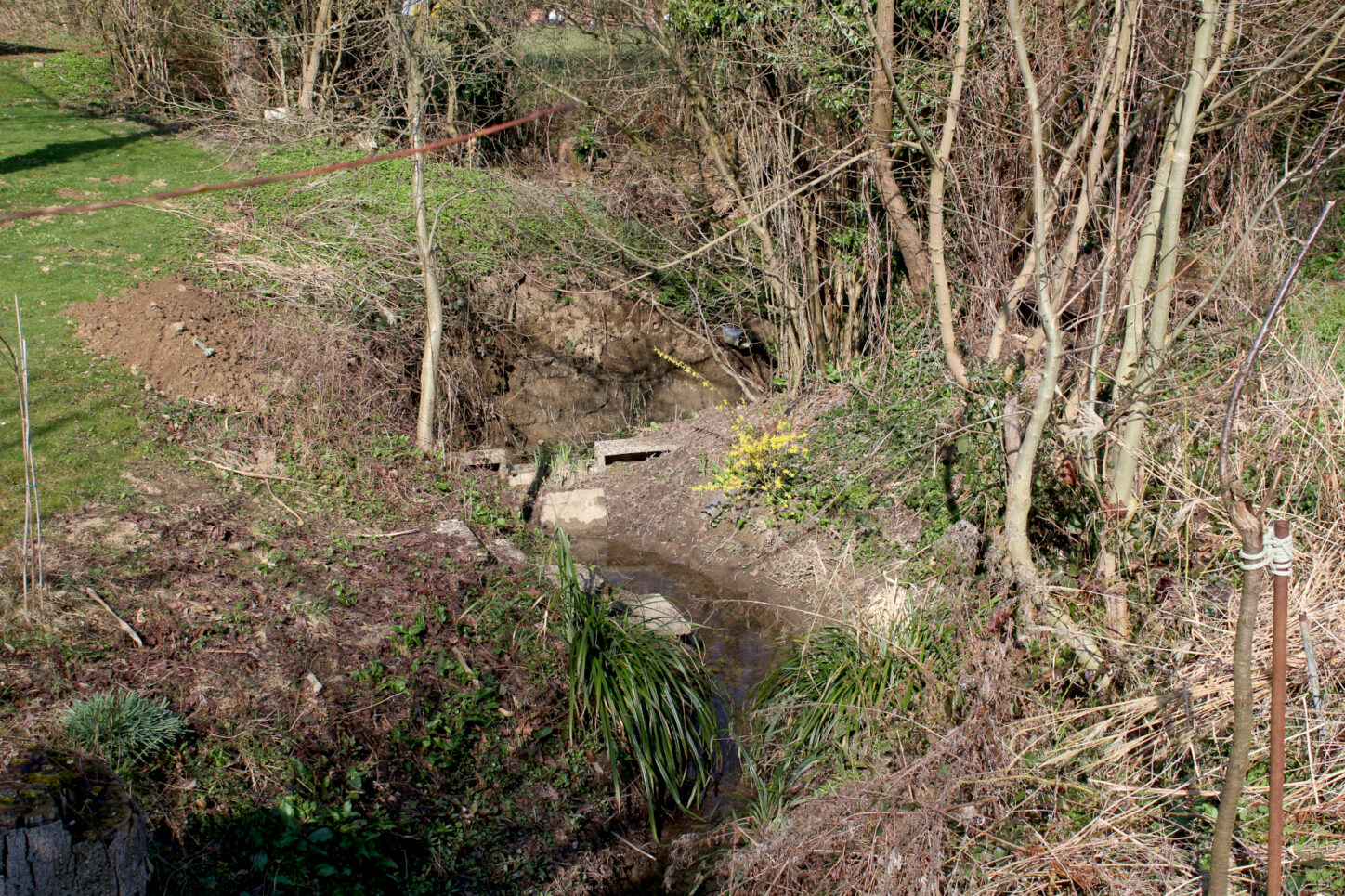 Ein Anlieger hat in den Sussieksbach einen Übergang gebaut. Den muss er jetzt entferenen. Foto: Thomas Dohna