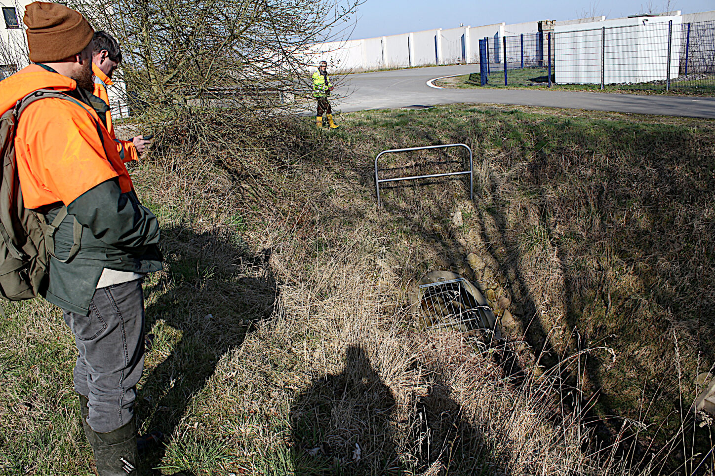 Der Durchlass für den Sussieksbach ist im Zuge des Neubaus der B66 angelegt worden. Hier ist der Bach trocken. Foto: Thomas Dohna