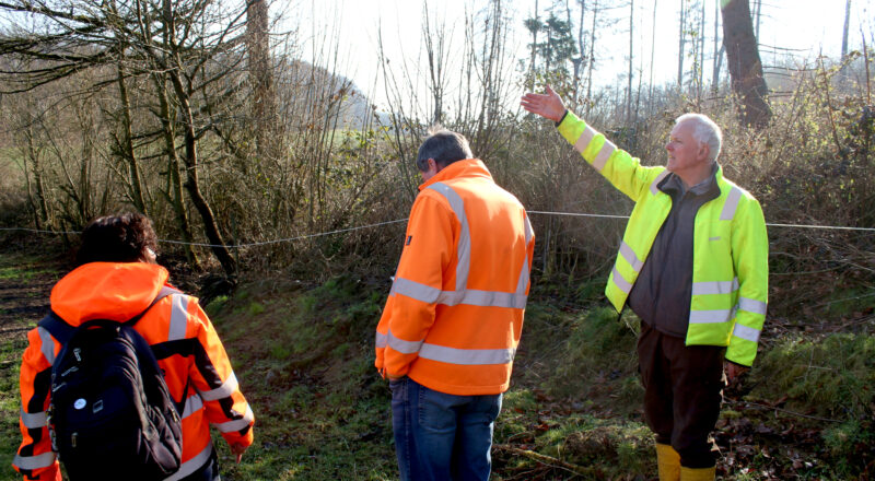 Rainer Loer zeigt, in welche Richtung der Sussieksbach fließt. Foto: Thomas Dohna