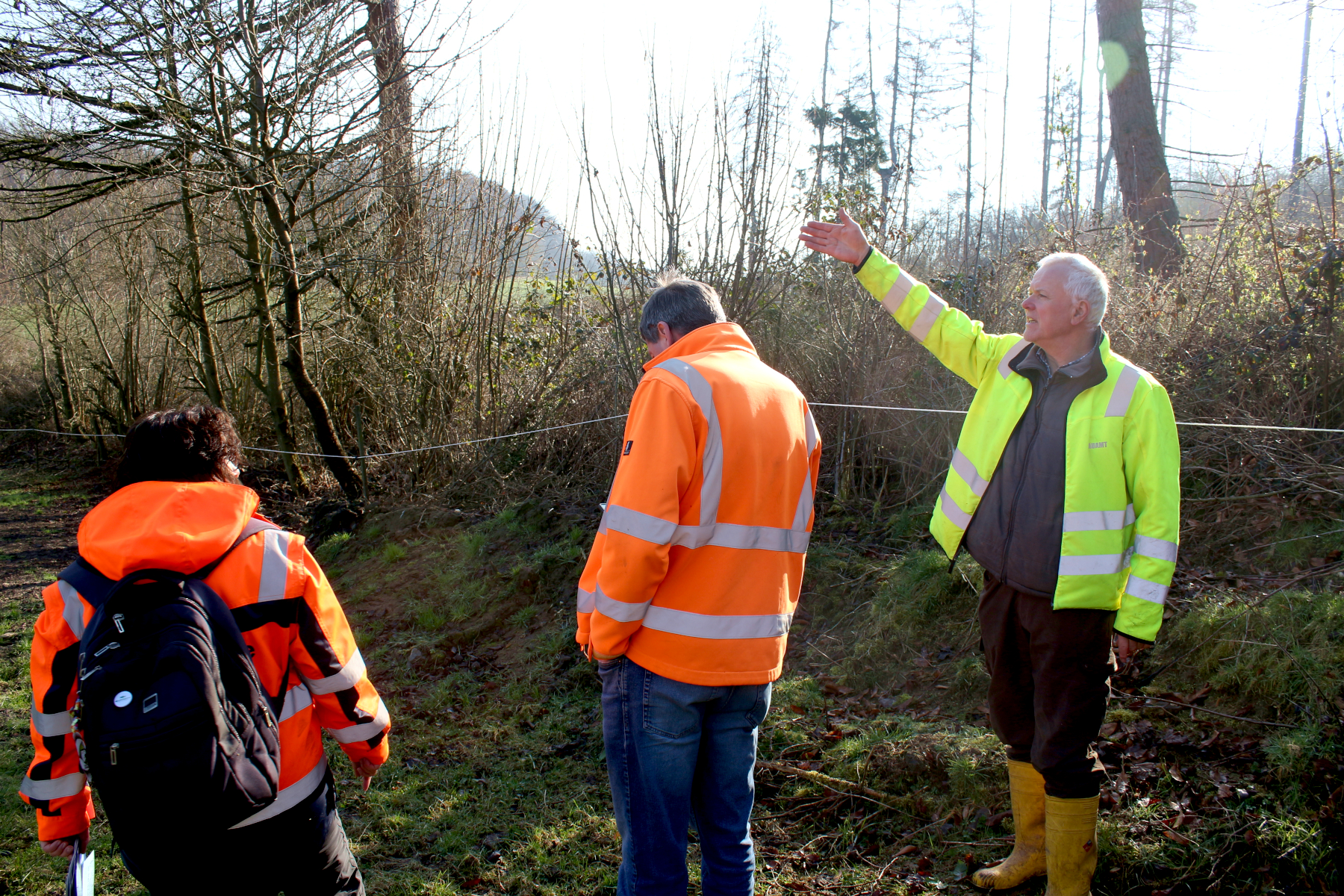Rainer Loer zeigt, in welche Richtung der Sussieksbach fließt. Foto: Thomas Dohna