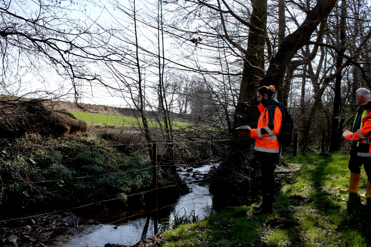 Der Mitarbeiter der Unteren Naturschuzbehörde schaut sich einen Punkt am Ufer des Sussieksbachs genauer an. Foto: Thomas Dohna