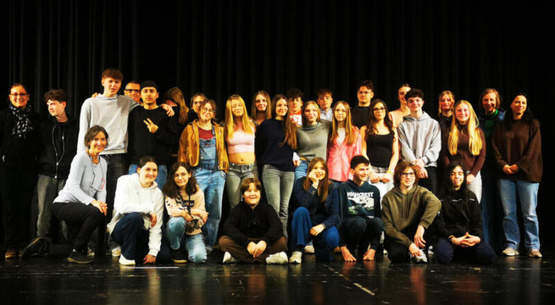 Alle Jugendlichen, die beim aktuellen Schüleraustausch beteiligt waren, versammelten sich zum Abschlus für ein Gruppenfoto auf der Mensabühne. Foto: Privat