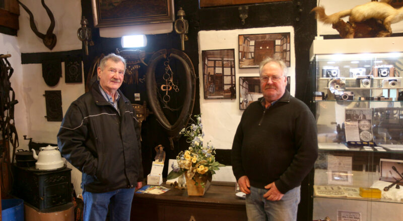 Helmut Müller (links) und Dieter Sieweke sind die Museumswarte des Heimatmuseums. Foto: Edeltraud Dombert