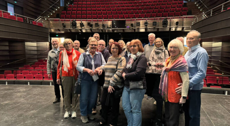 Die Teilnehmerinnen und Teilnehmer des Partnerschaftsvereins auf der Bühne des Stadttheaters Bielefeld. Foto: Privat