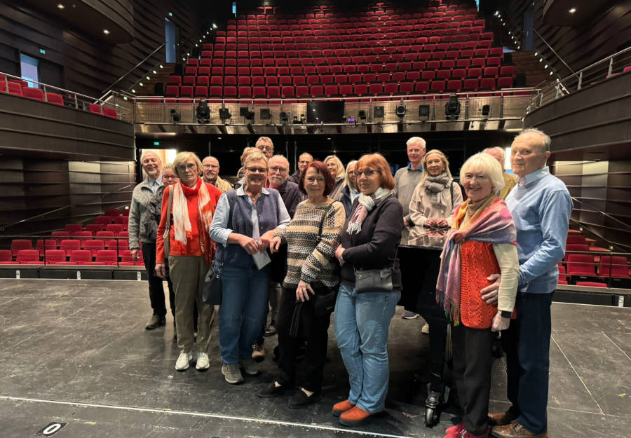 Die Teilnehmerinnen und Teilnehmer des Partnerschaftsvereins auf der Bühne des Stadttheaters Bielefeld. Foto: Privat