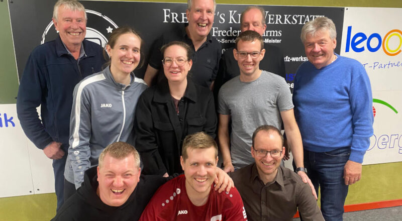 Der neue Vorstand des Sportkegelvereins Gresta-Lage mit (von links) Helmut Lammert, Josephine Lammert, Dennis Siekaup, Christina Rähse, Manfred Lammert, Marvin Lammert, Tobias Henke, Uwe Jacobi, Simon Gries und Walter Knörrich. Foto: Privat